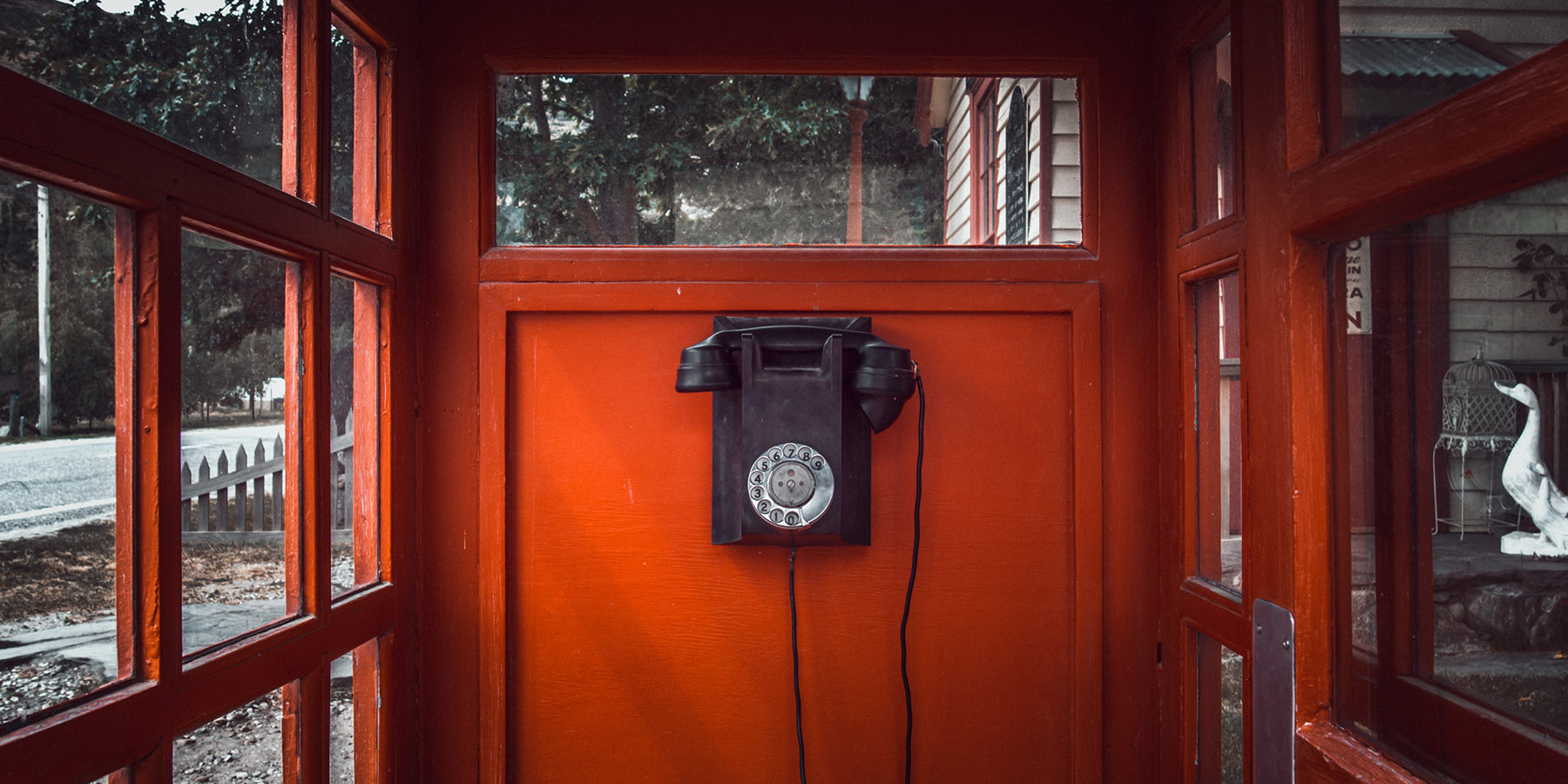 Téléphone dans une cabine rouge