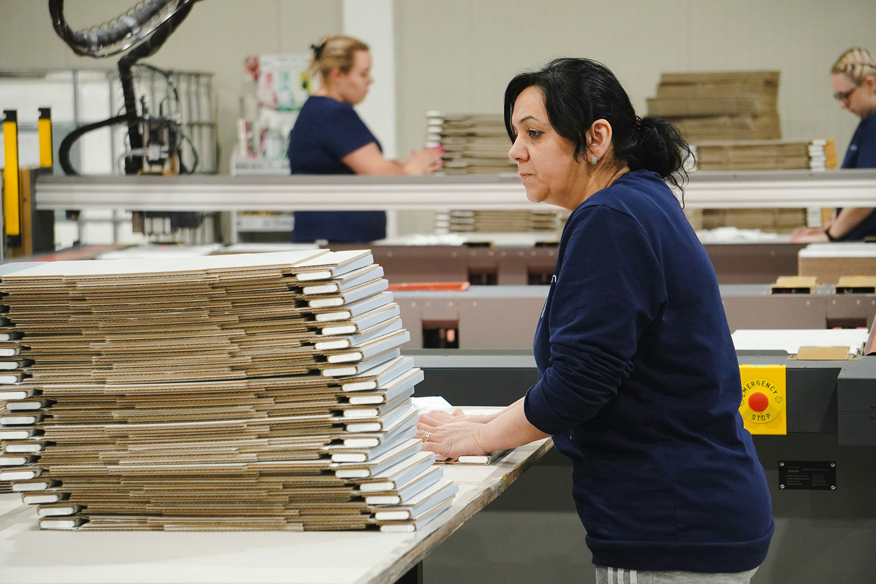 Femme dans une usine de cartons