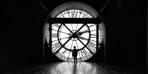 Personne devant une horloge géante. Photo de Eric Forey