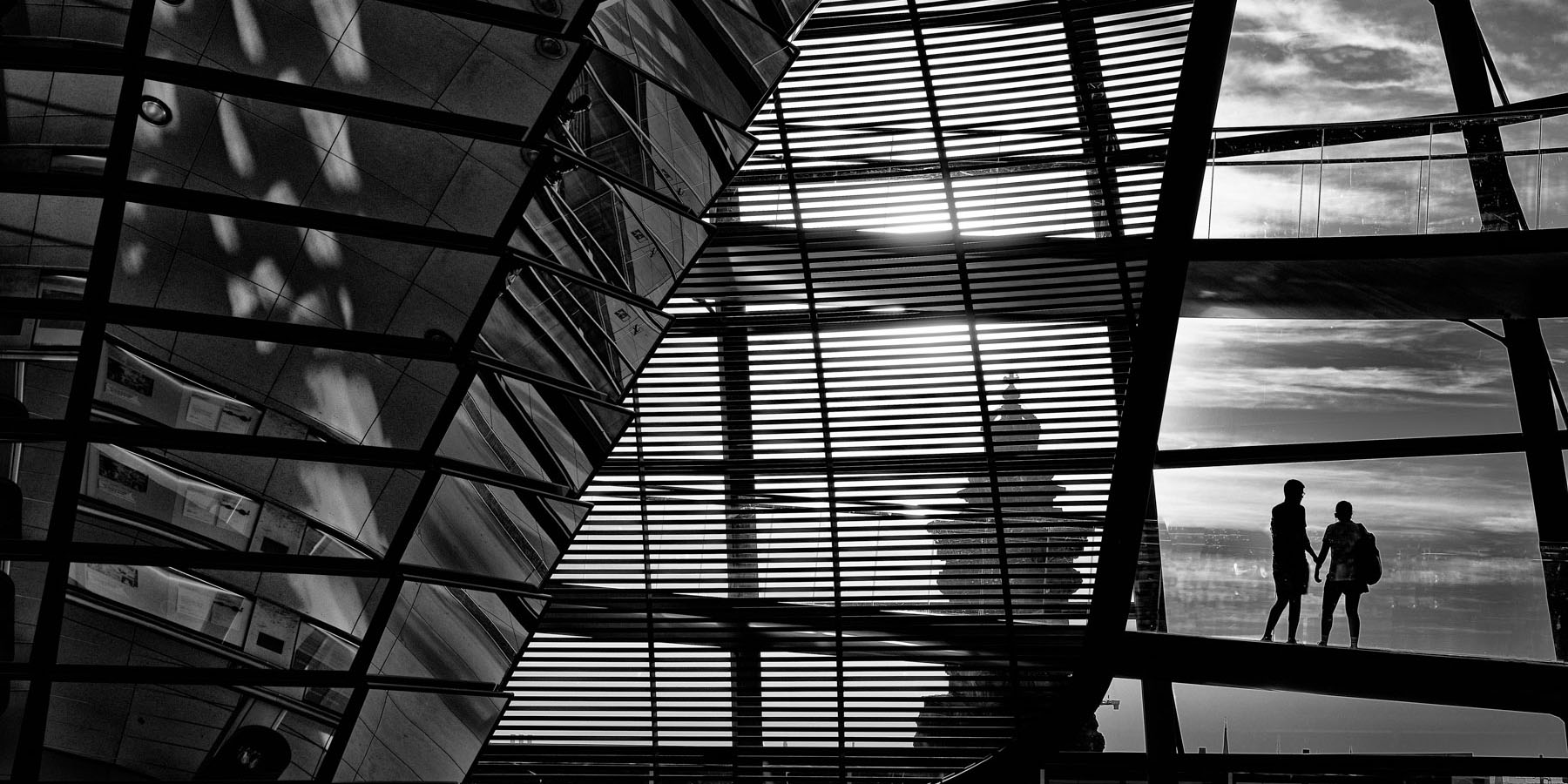 Deux figures humaines dans un enchevêtrement architectural de métal. Photo de Eric Forey