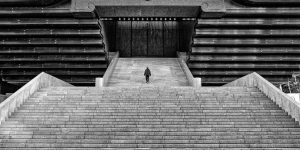 personne grimpant des marches d'escalier monumentales. Photo par Eric Kala