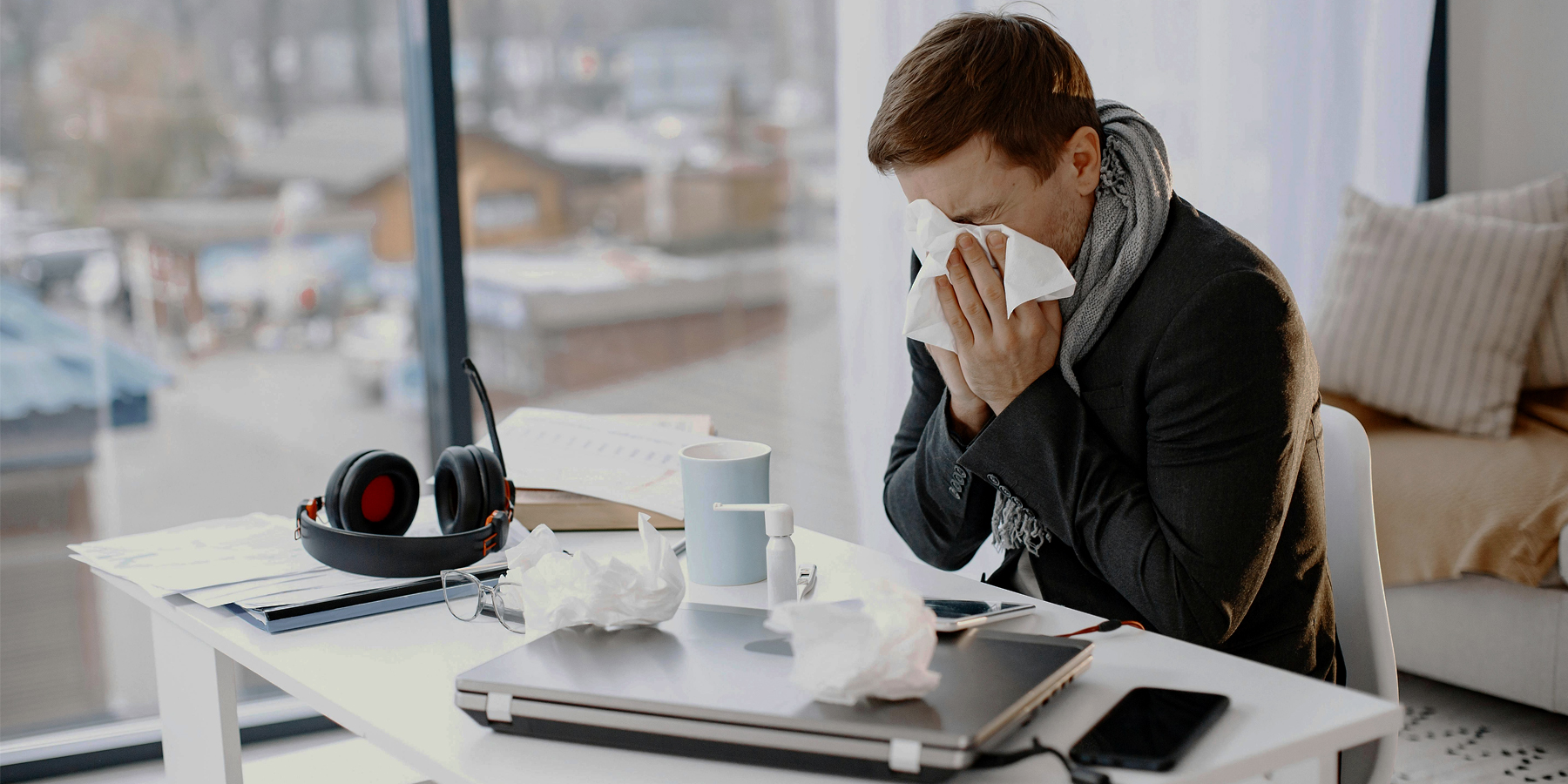 Travailler malade - Malade au bureau - Photo Gustavo Fring - pexels.com