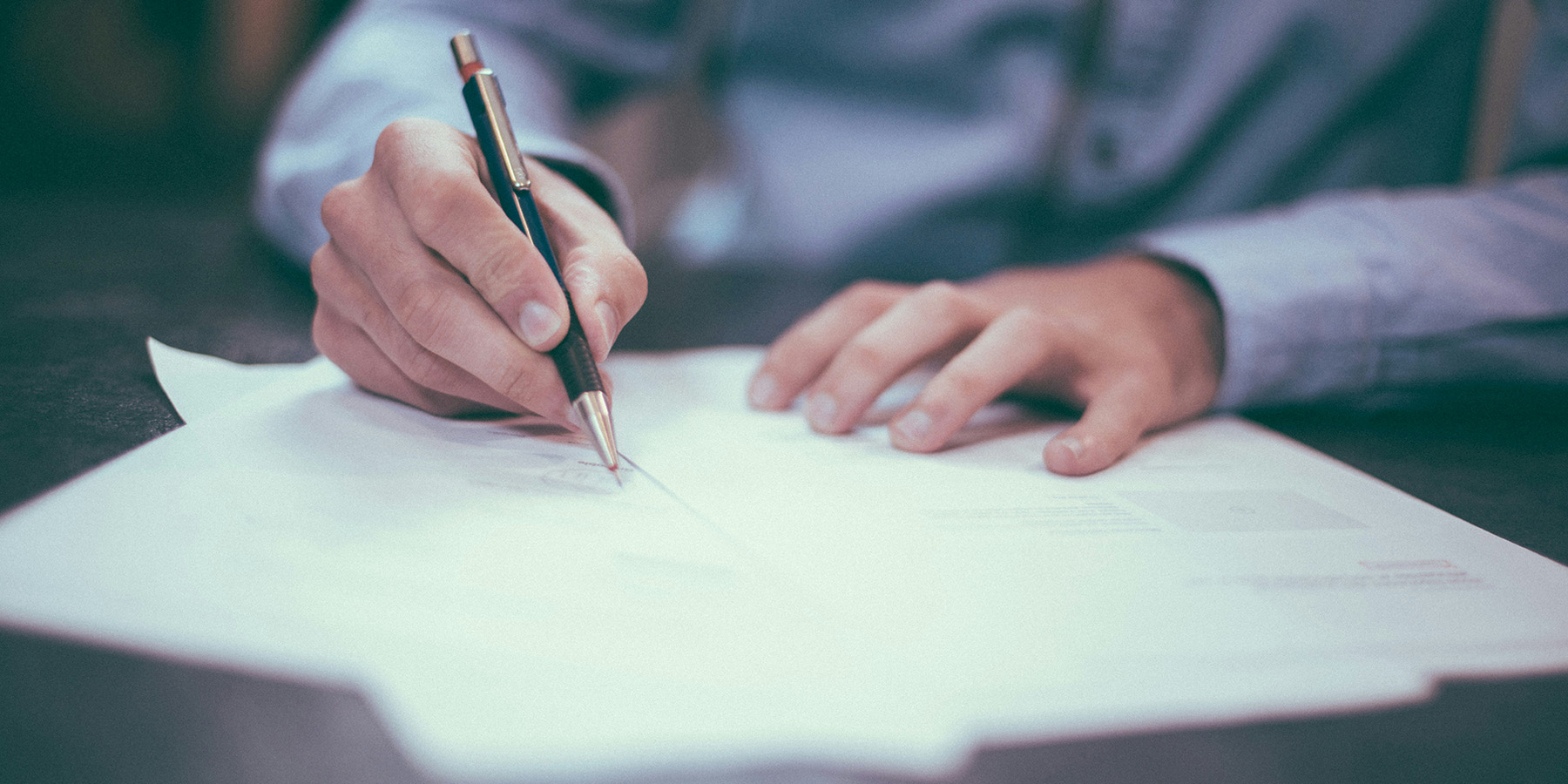 Homme qui remplit un questionnaire papier